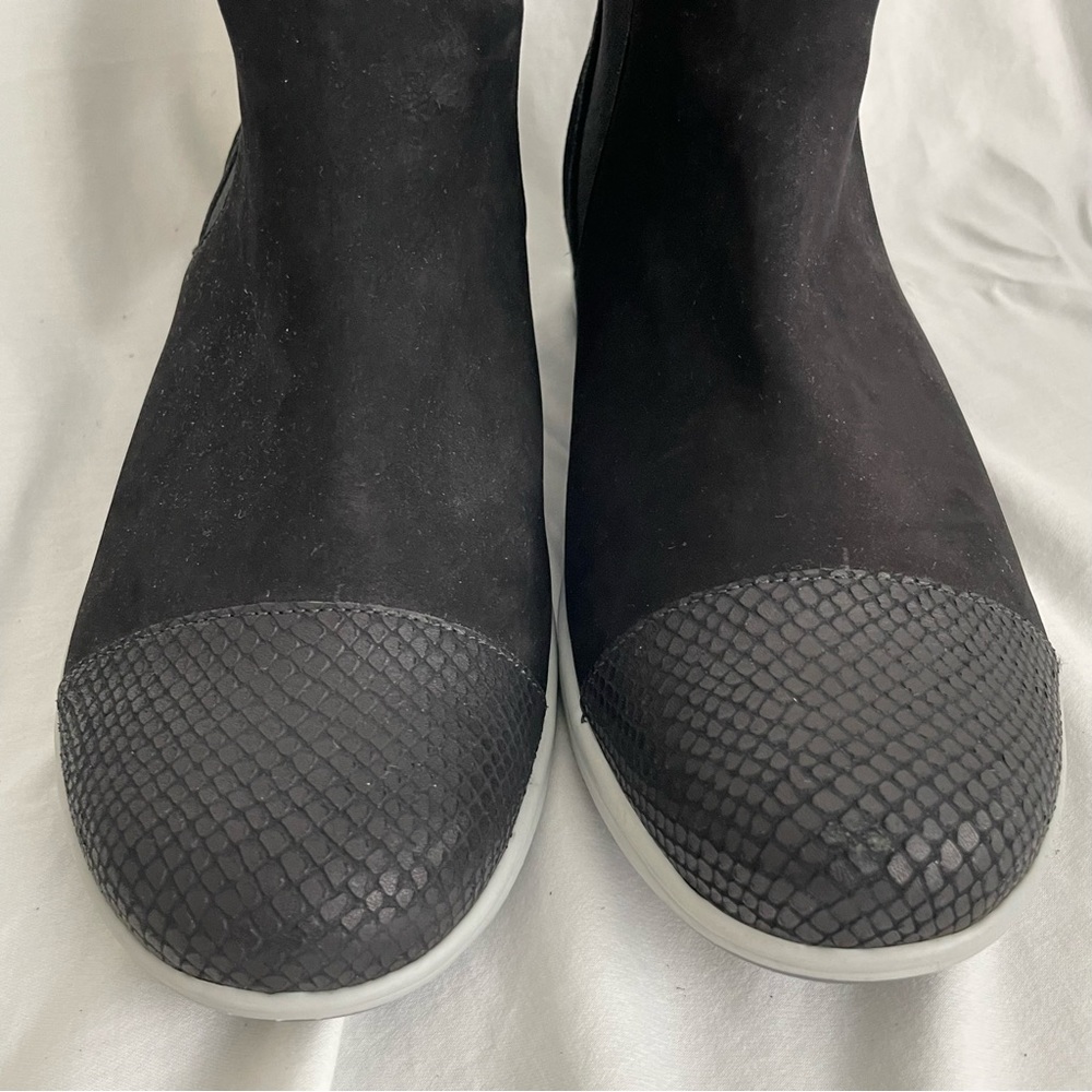 Walking Cradles Osmond Bootie Comfort Shoe Black Suede Embossed Snakeskin Wide